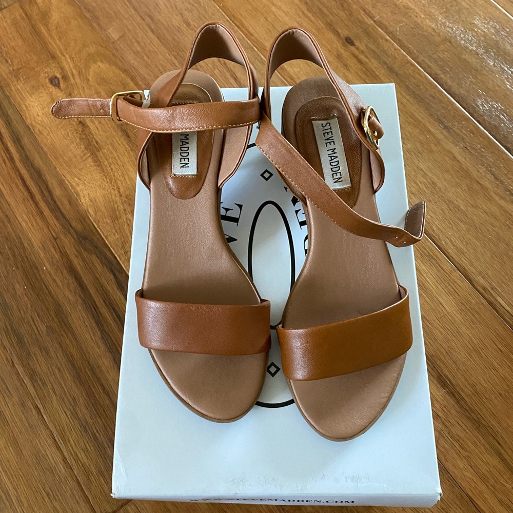 STEVE MADDEN STRAPPED SANDALS